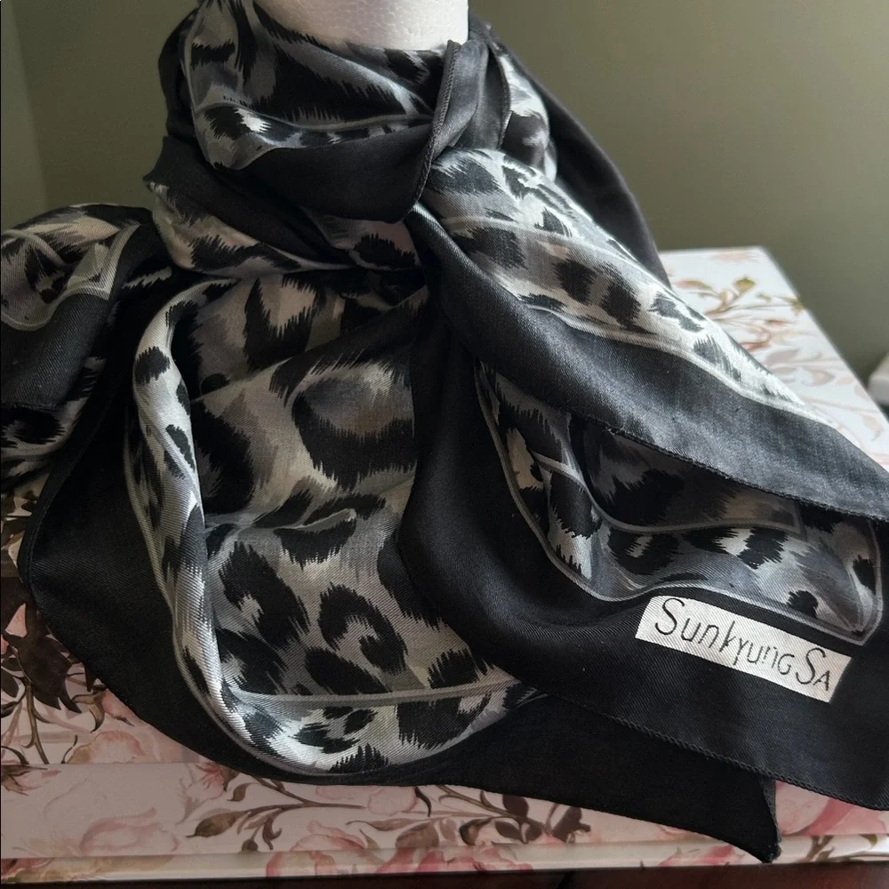 Leopard print scarf 34”x34” black & white & grey center of scarf has animal